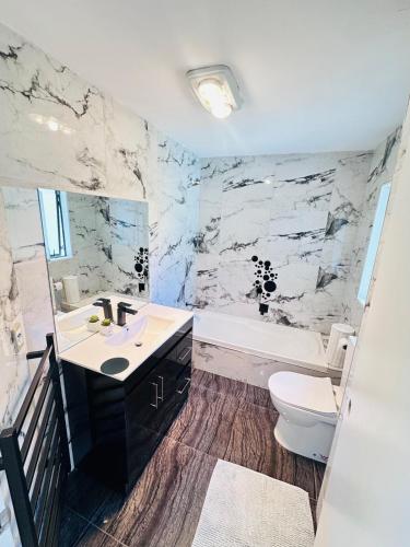 a bathroom with a sink and a tub and a toilet at Deluxe Beauty House near Auckland Airport and City in Auckland