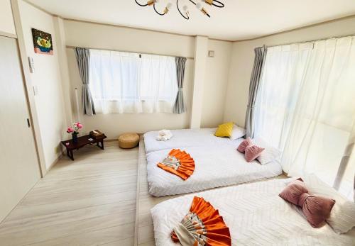 Ένα ή περισσότερα κρεβάτια σε δωμάτιο στο sunflower house