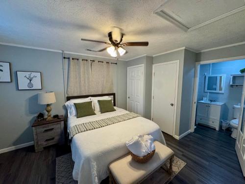 Private 1BR Retreat 10 Min to UT, Downtown, and Hospitalsにあるベッド