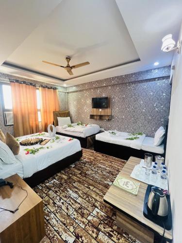 Кровать или кровати в номере Tulsi Garden- Near Prem Mandir Vrindavan