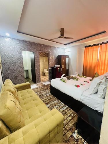 Кровать или кровати в номере Tulsi Garden- Near Prem Mandir Vrindavan