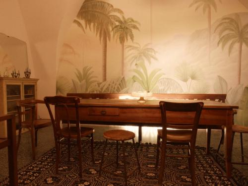 a dining room with a wooden table and chairs at Ferienhaus, Villa in der Altstadt mit grossem Zitrusgarten in Carovigno