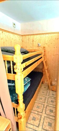 - une chambre avec 2 lits superposés dans un sauna dans l'établissement Vacances Gérardmer belle vue et calme, à Gérardmer