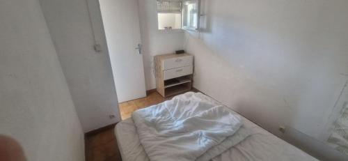 Postel nebo postele na pokoji v ubytování Piscine - mer 5 minutes à pied - sans draps