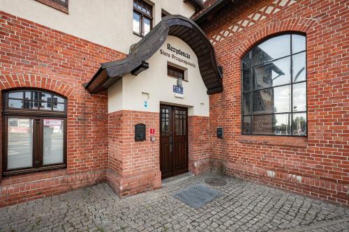 a brick building with a door on the side of it at Stara Przepompownia in Ostrów Wielkopolski