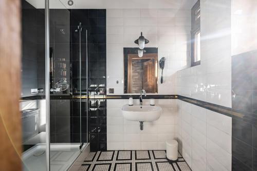 a bathroom with a sink and a shower at Stara Przepompownia in Ostrów Wielkopolski