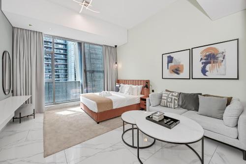 Stylish Apartment with Balcony and Pool, Close to Dubai's Top Landmarks
