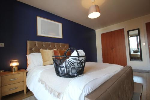 a bedroom with a bed with a basket on it at Central Birmingham Apartment with Balcony & Netflix in Birmingham