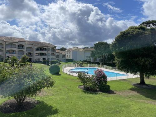 une image d'une piscine dans un complexe hôtelier dans l'établissement Appartement T2 avec piscine, balcon, parking privé - Moliets-et-Maa - FR-1-379-113, à Moliets-et-Maa