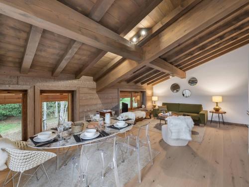 un salon avec une table et des chaises dans l'établissement Appartement chaleureux à Megève avec sauna et parking - FR-1-569-55, à Megève