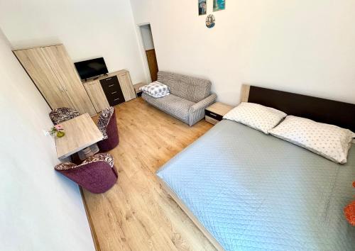 an overhead view of a bedroom with a bed and a chair at Dom Gościnny Wika in Rewal