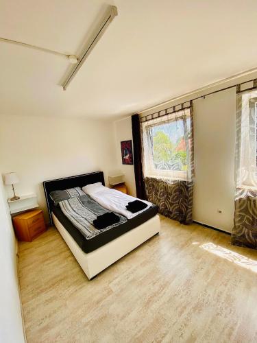 a bedroom with a bed in the middle of a room at Charmante 3Zi-Ferienwohnung im Landhausstil in Kaufbeuren