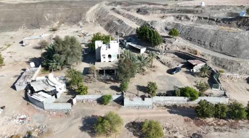 an aerial view of a house in the desert at ڤيلا خط سناو - الدقم in Distah
