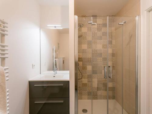 une salle de bain avec une douche en verre et un lavabo dans l'établissement Carnac - Appartement Moderne 2 Pièces avec Jardin et WIFI - FR-1-477-254, à Carnac
