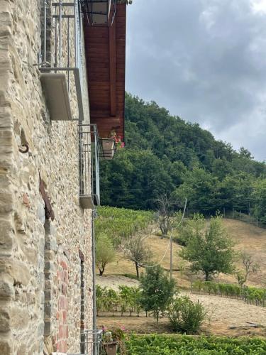 a building with a balcony with a view of a field at Il Tesoro di MiRo in Cartosio
