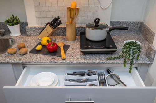 Кухня или мини-кухня в AMANI 132B with Pool View, Near Airport, Mall, Free Pool, Gym, Netflix, 200 Mbps Wi-fi
