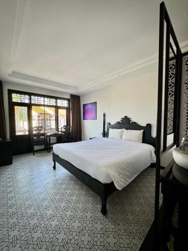a bedroom with a large bed in a room at Thanh Binh 2 Hotel in Hoi An
