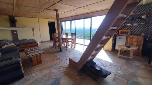 vista aerea su un soggiorno con scala di Kakiri Ecolodge a Palimé