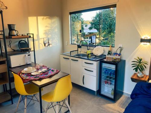 Dapur atau dapur kecil di Hospedagem intimista com banheira, rio e acesso privativo em Veadeiros