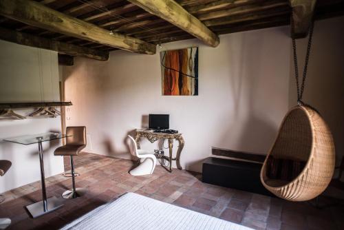 a living room with a chair and a swing at Morelliana4Rooms in Scansano