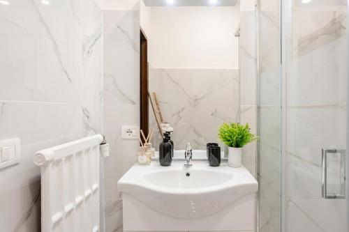 Vatican Area Stylish 2BR Fast WiFi & AC