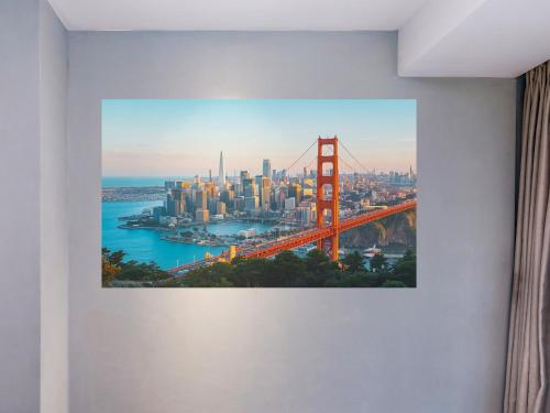 a framed picture of the golden gate bridge and the city at 重庆莎霏酒店大渡口店 in Chongqing
