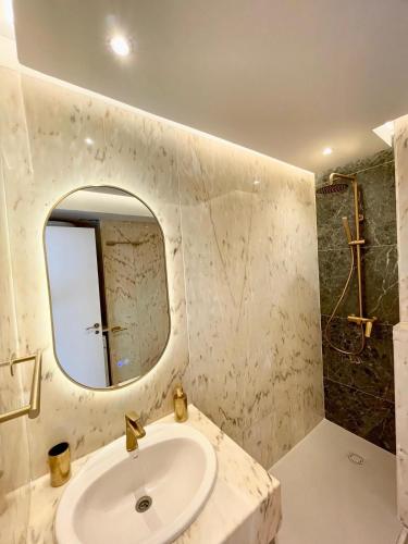 a bathroom with a sink and a mirror at Wohnung Rio in Calpe