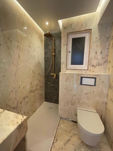 a bathroom with a toilet and a sink and a shower at Wohnung Rio in Calpe