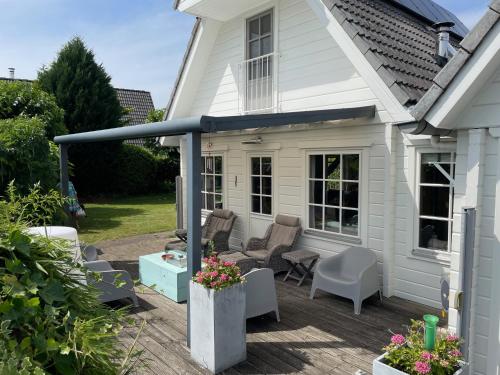 a pergola on a patio of a house at Vrijstaande luxe Finse blokhut 2-6 pers in Kropswolde