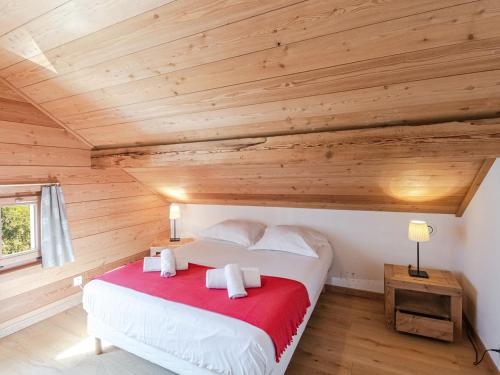 - une chambre avec un grand lit au plafond en bois dans l'établissement Bel Appartement au Centre de Chamonix, à 350m des Pistes, Parking et Services Inclus - FR-1-343-200, à Chamonix-Mont-Blanc