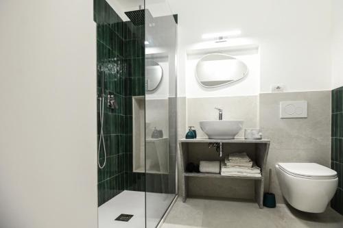 ビシェーリエにあるL'albero della vitaのシャワー、トイレ、洗面台を備えたバスルーム