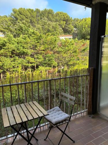 une chaise assise sur un balcon avec un banc dans l'établissement Appartement Les Aigues Marine, aux Lecques