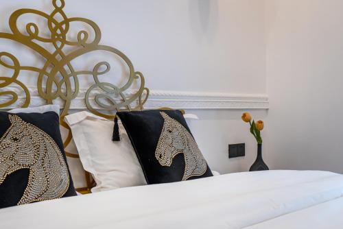 a bed with black and white pillows and a vase at Misty Nest High Altitude River View B&B Hongyadong Branch in Chongqing