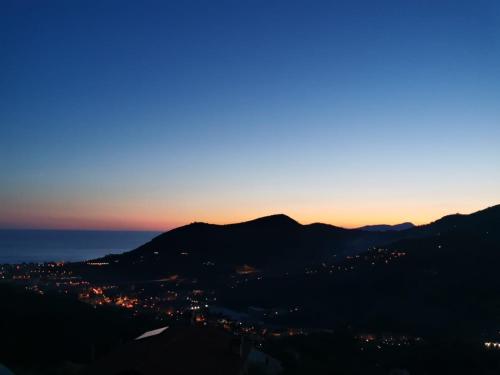 a view of the sunset from the top of a mountain at Villa Rocca Leivi in Leivi