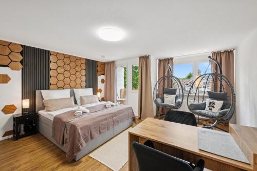 Postel nebo postele na pokoji v ubytování Schwarzwald-Oase mit Balkon und Parkplatz