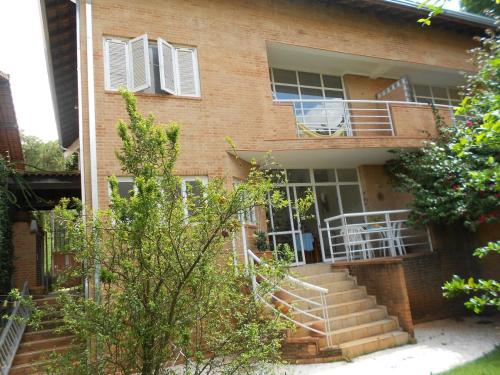 a brick building with stairs and a balcony at LOFT en Condominio Central in Campinas
