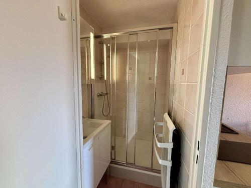 une salle de bain avec douche et lavabo dans l'établissement Appartement 2 pièces-mezzanine pour 6 pers. avec balcon sud/ouest, skis aux pieds - Huez - FR-1-405-163, à Huez