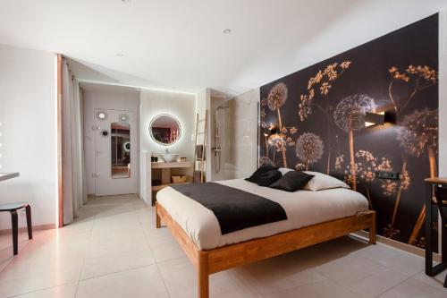 une chambre avec un grand lit avec un mur noir dans l'établissement ADDICT Heliopolis, au Cap d'Agde