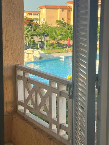 a view of a swimming pool from a window at قرية الفيروز السياحيه وقرية الشروق وقرية كرير لاجون in Dawwār Ḩalīs
