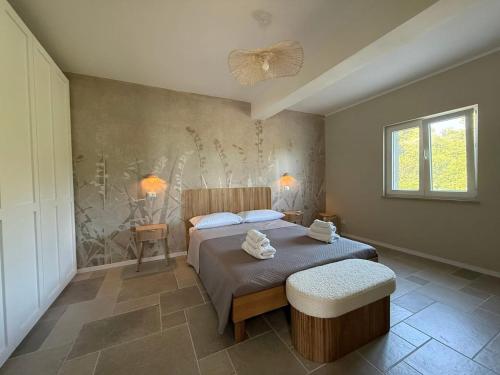 a bedroom with a bed with two towels on it at Casa Montecristo in Sèrapo