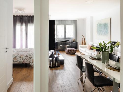 Apartment Abora Garden with terrace, pool, extensive gardens and free parking