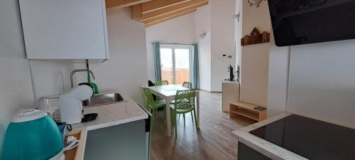 Una cocina con un fregadero y una mesa en una habitación. en Dream Apartments Moena, en Moena