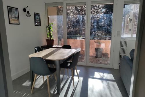 une salle à manger avec une table et des chaises et une fenêtre dans l'établissement Apt of 69 m2 near the city center Montpellier, à Montpellier