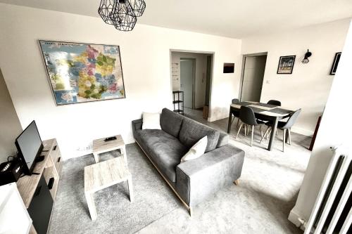 un salon avec un canapé et une table dans l'établissement Apt of 69 m2 near the city center Montpellier, à Montpellier