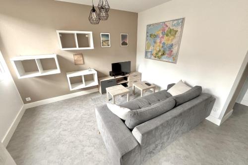 un salon avec un canapé et une télévision dans l'établissement Apt of 69 m2 near the city center Montpellier, à Montpellier