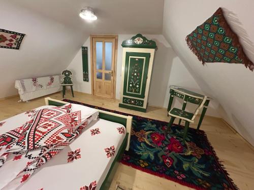 Zimmer im Dachgeschoss mit 2 Betten und einer Treppe in der Unterkunft Poiana cu Sinziene in Neagra Şarului