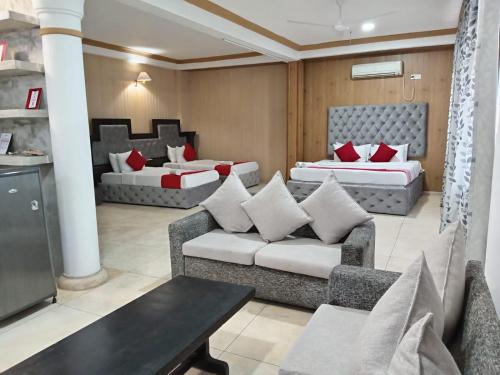 ウナワトゥナにあるManidi Villaのベッド2台とソファのあるリビングルーム