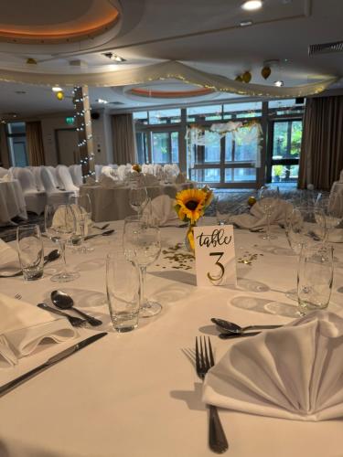 Un restaurante u otro lugar para comer en Mercure Hull Grange Park Hotel