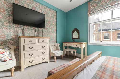a bedroom with a bed and a tv on the wall at The Kings Apt 3 In The Heart Of York - Central Location in York