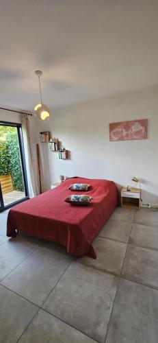 - une chambre avec un lit doté d'un couvre-lit rouge dans l'établissement ANAHATA Appartement-Maison, à Saint-Paul-de-Vence